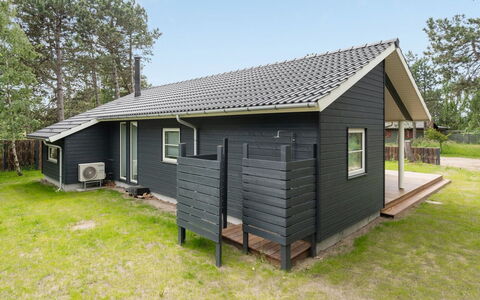 Doritte - 125M from the Sea: Hus, Hjem, Dør, Tag, Sommerhus, Estate, Have, Skygge, Sidespor, Gård