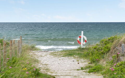 Doritte - 125M from the Sea: Hus, Hjem, Dør, Tag, Sommerhus, Estate, Have, Skygge, Sidespor, Gård
