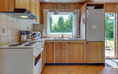 Hege - 450M from the Sea: Køkken, Countertop, Køkken Apparat, Gulvbelægning, Indretning, Større Bandage, Træ, Cabinetry, Møbel, Køkkenvask