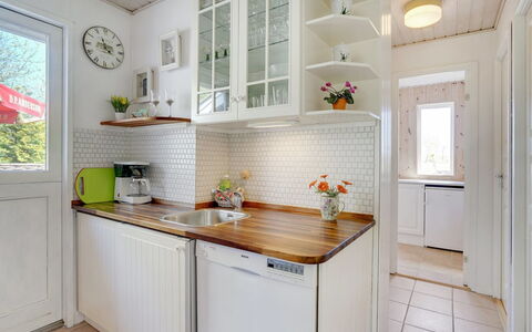 Eweline - 75M from the Sea: Køkken, Køkken Apparat, Countertop, Indretning, Større Bandage, Cabinetry, Gulvbelægning, Træ, Møbel, Husholdningsapparat