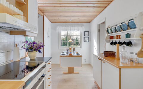 Undis - 660M from the Sea: Indretning, Køkken, Træ, Gulvbelægning, Countertop, Loft, Cabinetry, Møbel, Etage, Hjem
