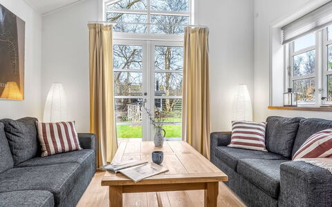 Amon - 670M from the Sea: Træ, Couch, Møbel, Gulvbelægning, Stue, Indretning, Trægulve, Etage, Hjem