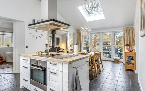 Amon - 670M from the Sea: Køkken, Møbel, Countertop, Indretning, Gulvbelægning, Træ, Cabinetry, Loft, Køkken Apparat, Etage