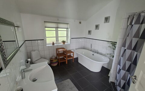 Amon - 670M from the Sea: Gulvbelægning, Sanitærarmatur, Indretning, Etage, Badeværelse, Tap, Vvs, Badekar, Loft, Flise