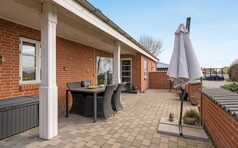 Delina - 200M from the Sea: Tag, Hus, Land Lot, Hjem, Sommerhus, Estate, Garden Bygninger, Skygge, Bjælkehytte, Landscaping