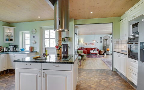 Delina - 200M from the Sea: Køkken, Indretning, Gulvbelægning, Loft, Countertop, Træ, Etage, Møbel, Cabinetry, Lysarmatur