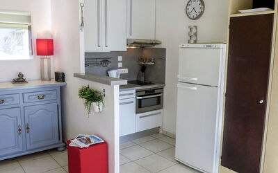 De la Plage 180.1: Større Bandage, Værelse, Køkken, Køleskab, Ejendom, Cabinetry, Møbel, Countertop, Husholdningsapparat, Etage
