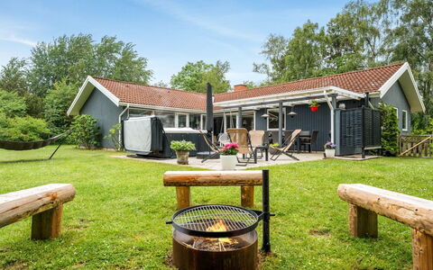 Sverker - 300M from the Sea: Tag, Hus, Hjem, Sommerhus, Dør, Sidespor, Dæk, Veranda, Planke, Hårdttræ