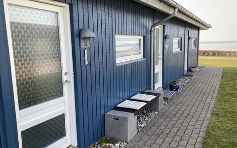 Elevus - 10M from the Sea: Tag, Hjem, Hus, Sidespor, Sommerhus, Kompositmateriale, Dør, Skydevindue, Estate, Skorsten