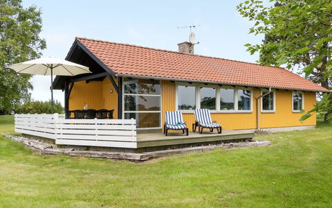 Janne - 400M from the Sea: Blå, Busk, Sommerhus, Bunddække, Have, Estate, Skygge, Landscaping, Stuehus, Eco Hotel