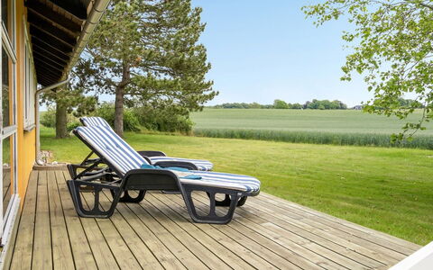 Janne - 400M from the Sea: Blå, Busk, Sommerhus, Bunddække, Have, Estate, Skygge, Landscaping, Stuehus, Eco Hotel