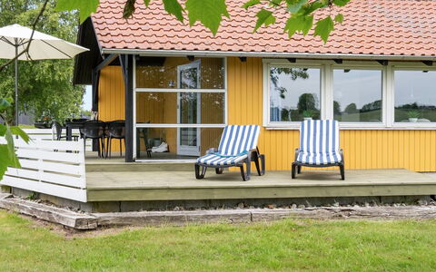 Janne - 400M from the Sea: Blå, Busk, Sommerhus, Bunddække, Have, Estate, Skygge, Landscaping, Stuehus, Eco Hotel