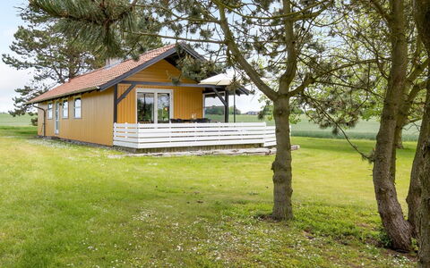 Janne - 400M from the Sea: Blå, Busk, Sommerhus, Bunddække, Have, Estate, Skygge, Landscaping, Stuehus, Eco Hotel