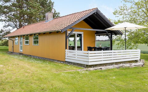 Janne - 400M from the Sea: Blå, Busk, Sommerhus, Bunddække, Have, Estate, Skygge, Landscaping, Stuehus, Eco Hotel