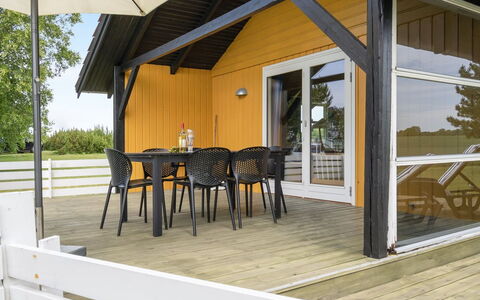 Janne - 400M from the Sea: Blå, Busk, Sommerhus, Bunddække, Have, Estate, Skygge, Landscaping, Stuehus, Eco Hotel