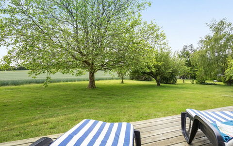 Janne - 400M from the Sea: Blå, Busk, Sommerhus, Bunddække, Have, Estate, Skygge, Landscaping, Stuehus, Eco Hotel