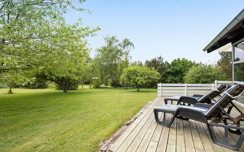 Janne - 400M from the Sea: Blå, Busk, Sommerhus, Bunddække, Have, Estate, Skygge, Landscaping, Stuehus, Eco Hotel