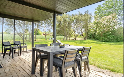 Veljan - 400M from the Sea: Tag, Hus, Land Lot, Hjem, Sommerhus, Estate, Garden Bygninger, Skygge, Bjælkehytte, Landscaping