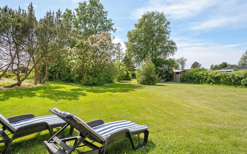 Veljan - 400M from the Sea: Tag, Hus, Land Lot, Hjem, Sommerhus, Estate, Garden Bygninger, Skygge, Bjælkehytte, Landscaping