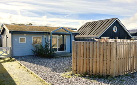 Alvina - 25M from the Sea: Blå, Busk, Sommerhus, Bunddække, Have, Estate, Skygge, Landscaping, Stuehus, Eco Hotel