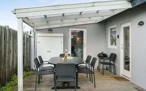 Alvina - 25M from the Sea: Blå, Busk, Sommerhus, Bunddække, Have, Estate, Skygge, Landscaping, Stuehus, Eco Hotel