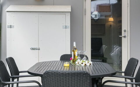 Alvina - 25M from the Sea: Blå, Busk, Sommerhus, Bunddække, Have, Estate, Skygge, Landscaping, Stuehus, Eco Hotel