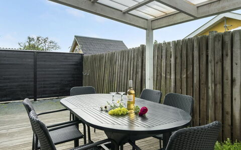 Alvina - 25M from the Sea: Blå, Busk, Sommerhus, Bunddække, Have, Estate, Skygge, Landscaping, Stuehus, Eco Hotel