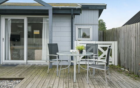 Alvina - 25M from the Sea: Blå, Busk, Sommerhus, Bunddække, Have, Estate, Skygge, Landscaping, Stuehus, Eco Hotel