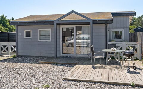 Alvina - 25M from the Sea: Blå, Busk, Sommerhus, Bunddække, Have, Estate, Skygge, Landscaping, Stuehus, Eco Hotel