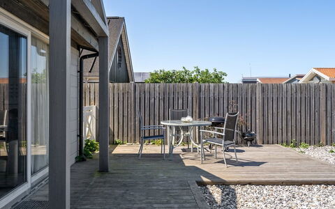 Alvina - 25M from the Sea: Blå, Busk, Sommerhus, Bunddække, Have, Estate, Skygge, Landscaping, Stuehus, Eco Hotel