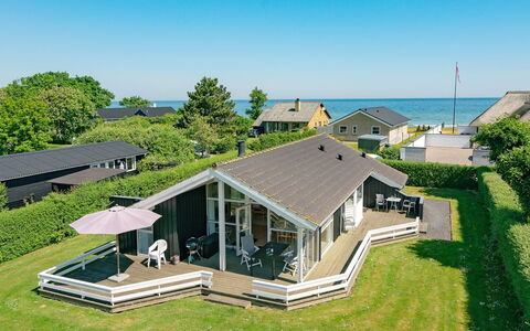 Maybritt - 100M from the Sea: Blå, Busk, Sommerhus, Bunddække, Have, Estate, Skygge, Landscaping, Stuehus, Eco Hotel