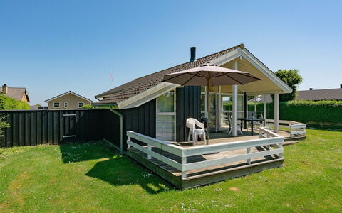 Maybritt - 100M from the Sea: Blå, Busk, Sommerhus, Bunddække, Have, Estate, Skygge, Landscaping, Stuehus, Eco Hotel