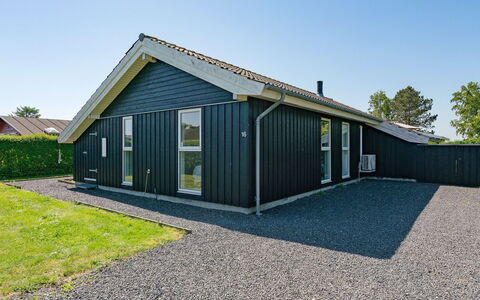 Maybritt - 100M from the Sea: Blå, Busk, Sommerhus, Bunddække, Have, Estate, Skygge, Landscaping, Stuehus, Eco Hotel