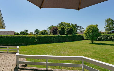 Maybritt - 100M from the Sea: Blå, Busk, Sommerhus, Bunddække, Have, Estate, Skygge, Landscaping, Stuehus, Eco Hotel
