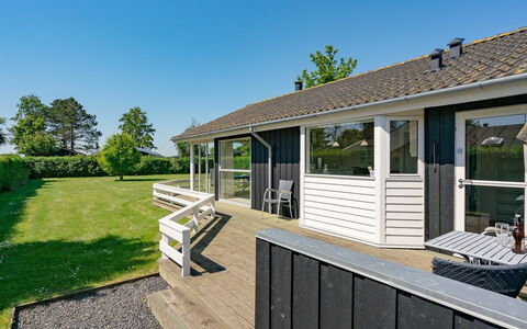 Maybritt - 100M from the Sea: Blå, Busk, Sommerhus, Bunddække, Have, Estate, Skygge, Landscaping, Stuehus, Eco Hotel