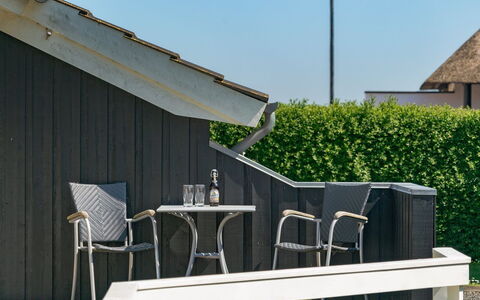 Maybritt - 100M from the Sea: Blå, Busk, Sommerhus, Bunddække, Have, Estate, Skygge, Landscaping, Stuehus, Eco Hotel