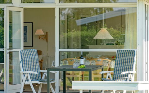 Maybritt - 100M from the Sea: Blå, Busk, Sommerhus, Bunddække, Have, Estate, Skygge, Landscaping, Stuehus, Eco Hotel