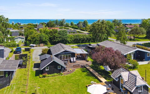 Ainikki - 200M from the Sea: Blå, Busk, Sommerhus, Bunddække, Have, Estate, Skygge, Landscaping, Stuehus, Eco Hotel