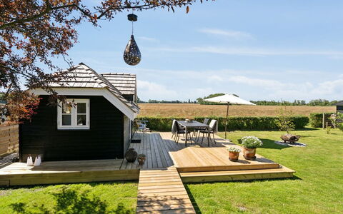 Ainikki - 200M from the Sea: Blå, Busk, Sommerhus, Bunddække, Have, Estate, Skygge, Landscaping, Stuehus, Eco Hotel