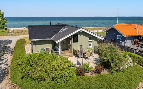 Diertje - 10M from the Sea: Blå, Busk, Sommerhus, Bunddække, Have, Estate, Skygge, Landscaping, Stuehus, Eco Hotel