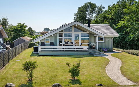 Diertje - 10M from the Sea: Blå, Busk, Sommerhus, Bunddække, Have, Estate, Skygge, Landscaping, Stuehus, Eco Hotel