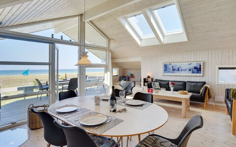 Diertje - 10M from the Sea: Blå, Busk, Sommerhus, Bunddække, Have, Estate, Skygge, Landscaping, Stuehus, Eco Hotel