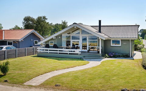 Diertje - 10M from the Sea: Blå, Busk, Sommerhus, Bunddække, Have, Estate, Skygge, Landscaping, Stuehus, Eco Hotel