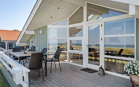 Diertje - 10M from the Sea: Blå, Busk, Sommerhus, Bunddække, Have, Estate, Skygge, Landscaping, Stuehus, Eco Hotel