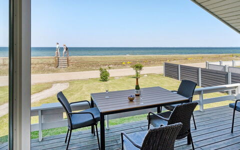 Diertje - 10M from the Sea: Blå, Busk, Sommerhus, Bunddække, Have, Estate, Skygge, Landscaping, Stuehus, Eco Hotel