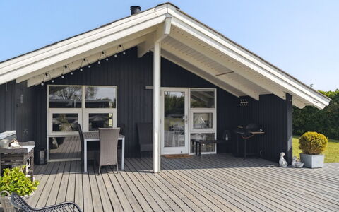 Nilsa - 400M from the Sea: Blå, Busk, Sommerhus, Bunddække, Have, Estate, Skygge, Landscaping, Stuehus, Eco Hotel