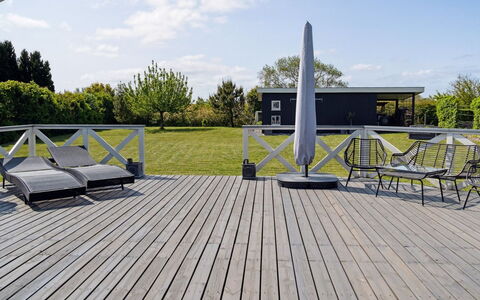 Nilsa - 400M from the Sea: Blå, Busk, Sommerhus, Bunddække, Have, Estate, Skygge, Landscaping, Stuehus, Eco Hotel