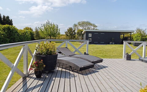 Nilsa - 400M from the Sea: Blå, Busk, Sommerhus, Bunddække, Have, Estate, Skygge, Landscaping, Stuehus, Eco Hotel