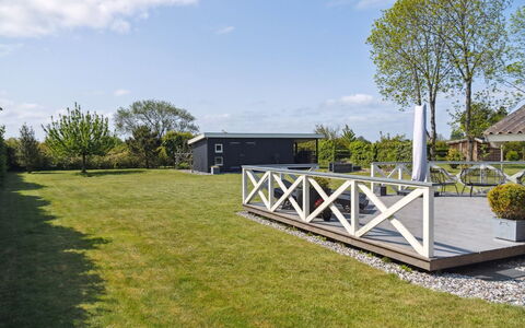 Nilsa - 400M from the Sea: Blå, Busk, Sommerhus, Bunddække, Have, Estate, Skygge, Landscaping, Stuehus, Eco Hotel