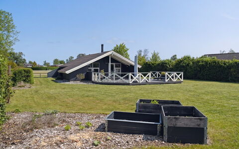 Nilsa - 400M from the Sea: Blå, Busk, Sommerhus, Bunddække, Have, Estate, Skygge, Landscaping, Stuehus, Eco Hotel